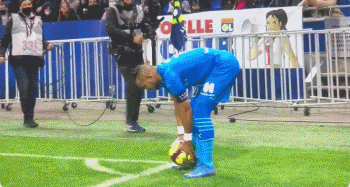 29岁法国女子网球名将转行当“网红模特”，曾因隆胸惹争议