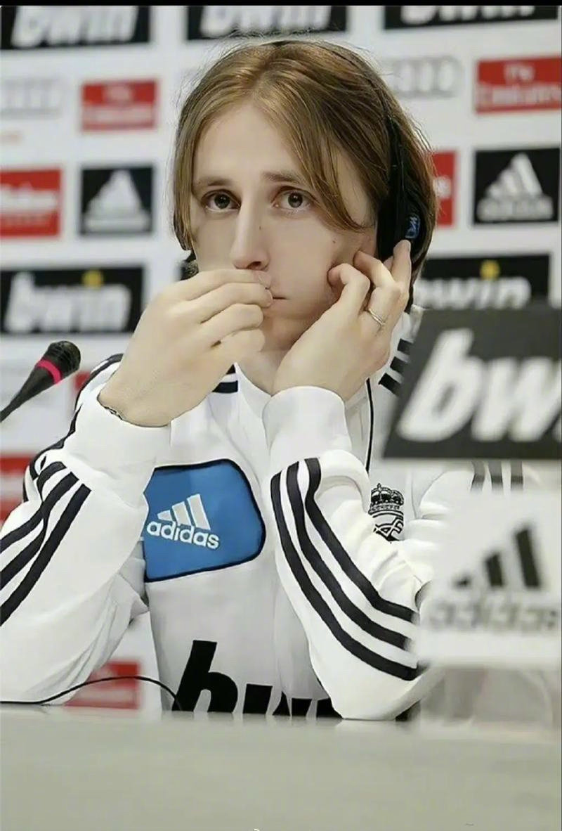 曼联客场不败创英超最长纪录，B费贡献2球1助攻，但防守漏洞明显，积分排名靠后。